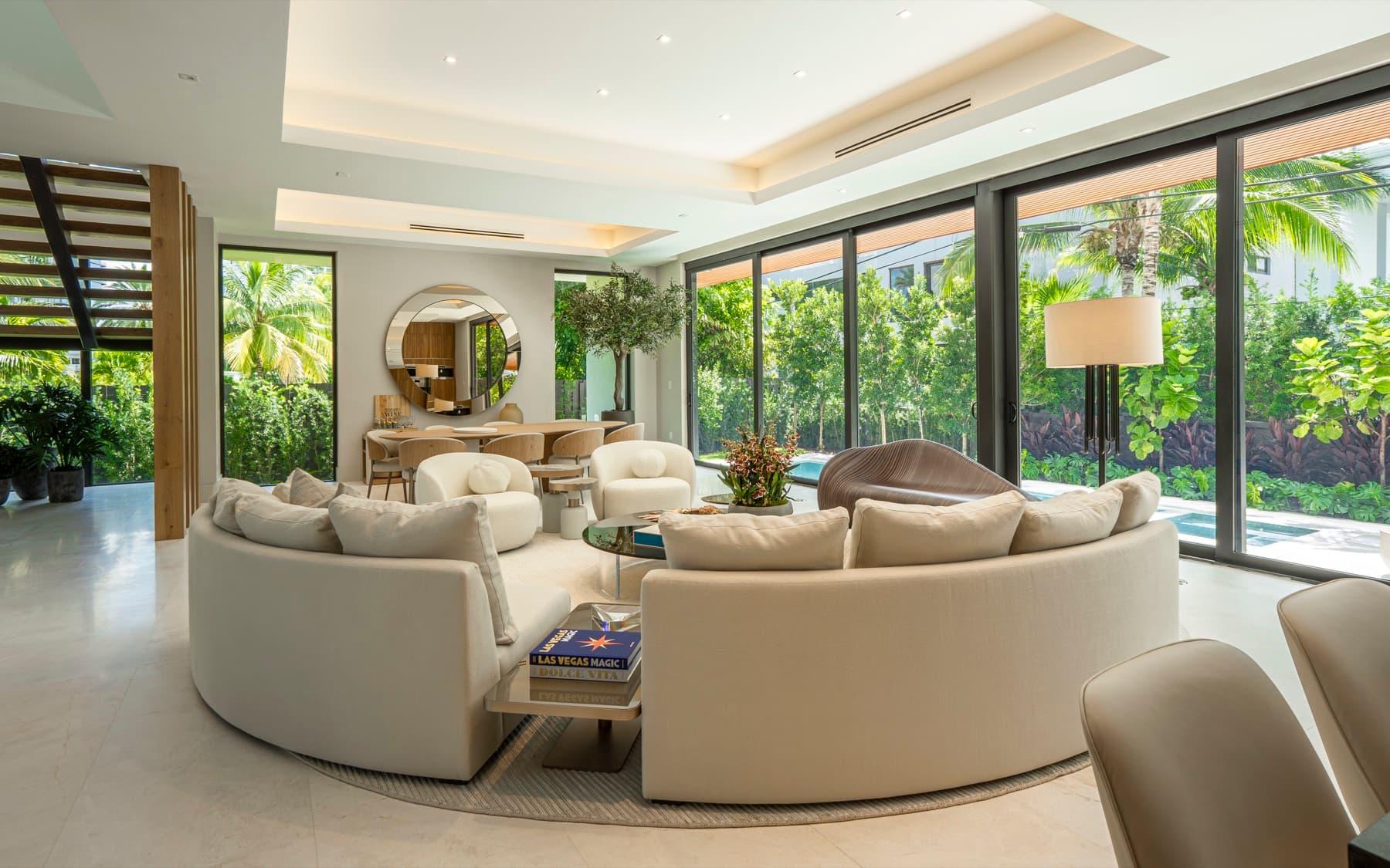 Sala e jantar integrados com estar curvo voltado ao jardim
